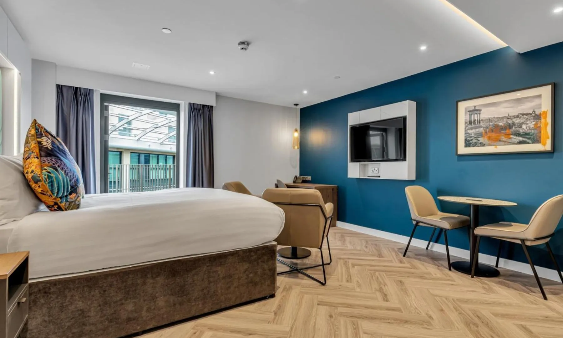 Roomzzz Edinburgh Aparthotel